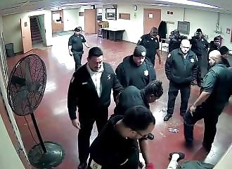 Un agent correctionnel violente un détenu