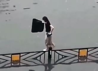 Les inondations ne posent aucun problème à cette gymnaste !