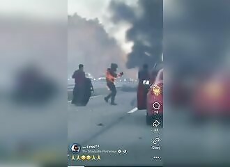 Un motard en feu après un accident à Boston