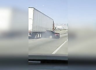 Il continue à rouler avec une voiture coincée sous son véhicule 