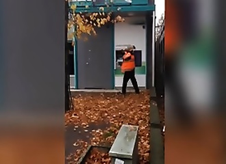 Fou de rage, il saccage le distributeur de billets à l’aide d’une hache