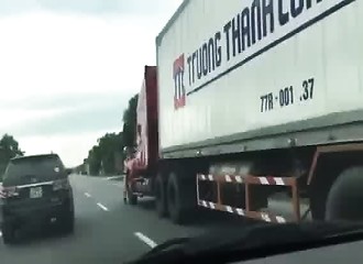 Viêt Nam : un agent de police un peu trop entreprenant manque de finir sous les roues d’une semi-remorque