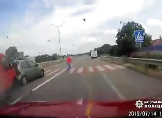 Ukraine : un piéton provoque un mini carambolage