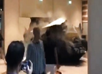 Un tank déboule à l’intérieur du plus grand centre commercial de Dubaï