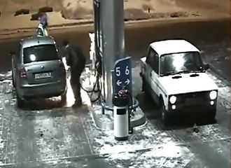 Quand deux maladroits se retrouvent à une station-service