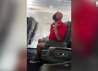 WTF ? Un passager zombie grogne et mange son masque dans un avion 