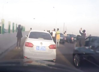 Des automobilistes chinois se garent en plein milieu d’une autoroute pour filmer un OVNI