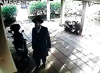 Un rabbin peu orthodoxe, filmé en train d’agresser sexuellement une femme