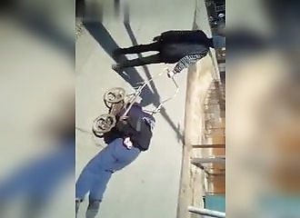 Russie : une épouse dévouée ramène à la maison son mari complètement bourré