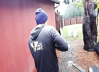 Il explose un jeune cerf qui vient manger des pommes dans son jardin