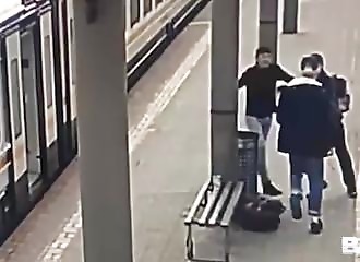 En pleine gare, deux jeunes tabassent un homme pour lui voler son sac de voyage (Russie)