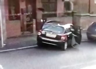 Une automobiliste tente de se garer dans un “très petit espace”…
