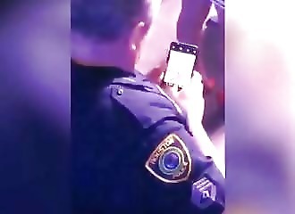 Policier surpris en train de photographier les fesses d’une femme (Houston)