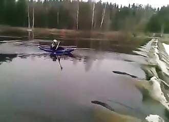 Russie : un kayakiste se noie sous les yeux de ses amis