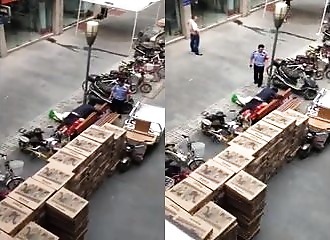 Surpris par la police entrain de faire ça dans la rue, il tient tout de même à se finir