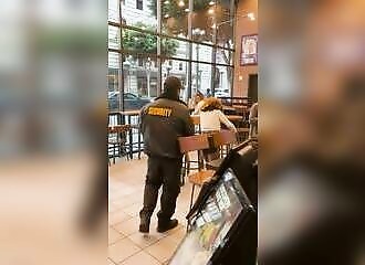 Un agent de sécurité de Taco Bell gifle une cliente en plein restaurant