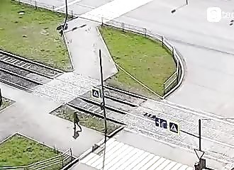 Russie : musique à fond dans les oreilles, un ado n'entend pas le tramway arriver