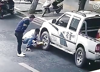 Deux farceurs posent un sabot sur la voiture des policiers