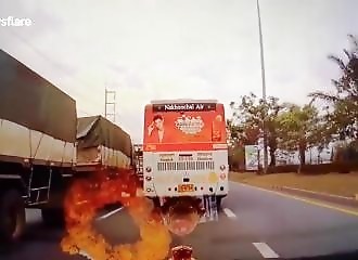 Thaïlande : un motocycliste frôle la mort de justesse