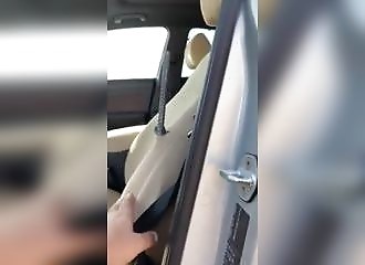 Une barre de métal transperce sa voiture et manque de peu de le transpercer ! !