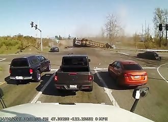 Un semi-remorque sans freins détruit tout sur son passage