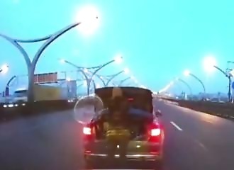 Un gros con s’arrête au milieu de l’autoroute et provoque un accident