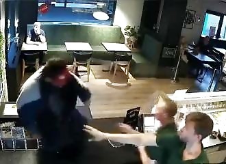 Un homme tente de voler un restaurant, il finit par terre à se prendre des coups de panier de friteuse