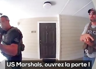 La police se trompe d'appartement et terrifie une mère et son bébé