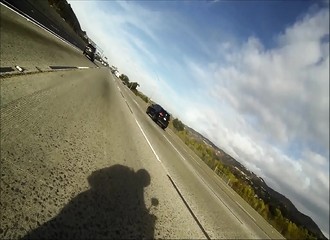Un motard victime d’un léger accident à cause d’une grosse maladresse