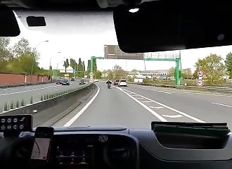 Toulouse : un motard très serviable décide d’escorter une ambulance