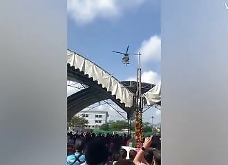 Un hélicoptère de la marine thaïlandaise fait s'écrouler le toit d'un stade lors d'une célébration