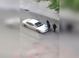 Attaqué par des manifestants, un automobiliste est obligé de foncer dans le tas
