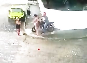 À coups de balai, cette femme s’en prend à un braqueur armé d’un pistolet