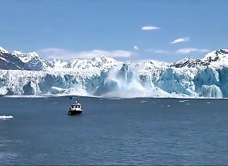 Un glacier jaillit de la mer avant de s’effondrer sur lui-même (Canada)