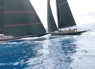 Collision entre deux yachts de luxe pendant une régate