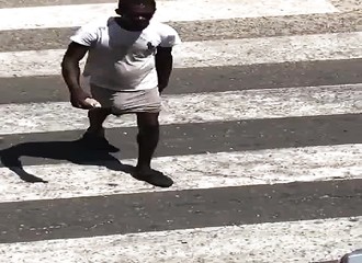 Un homme laisse pendouiller son énorme queue et se promène tranquillement dans la rue