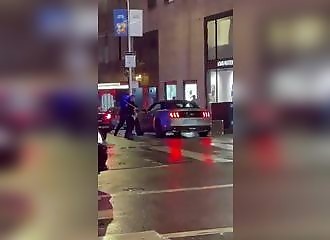 Des voleurs se font appréhender par la police à la sortie d'un magasin Louis Vuitton