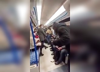 Regardez comment il arrive à avoir de la place dans le métro !
