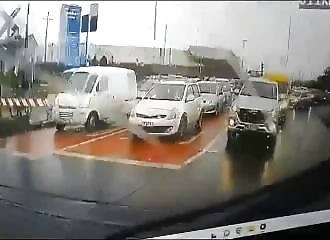 Tragédie au Chili : un bus traverse imprudemment une voie ferrée causant 7 morts