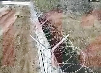 Ivres, des soldats utilisent leur véhicule de combat pour détruire la clôture d’un aéroport