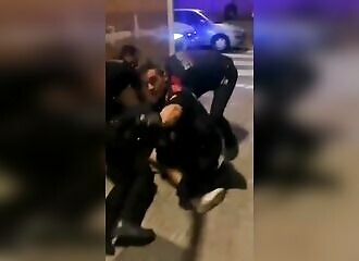 New video of police officers fleeing while trying to arrest a thug in Spain