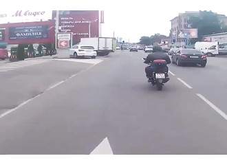 Un motocycliste percute violemment un piéton et les deux souffrent le martyre
