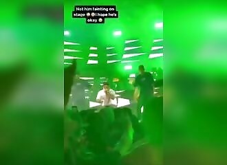 Le moment où un jeune rappeur (Costa Titch) de 27 ans meurt sur scène