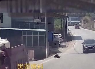 Chine : des piétons frappés par des ridelles de camion