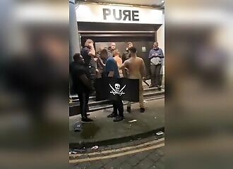 Il cherche des videurs de boite et finit par trouver ce qu'il veut