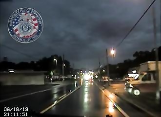 Une femme surgit de nulle part et se fait renverser par une voiture de police (Floride)