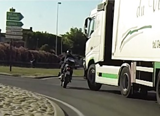Ce motard veut absolument avoir son p’tit post sur Webchoc (Nice)
