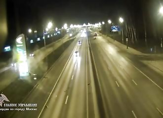 Russie : un automobiliste se crashe violemment sur une enseigne lumineuse