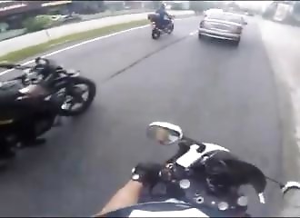 La police sauve un motard sur le point de se faire voler sa moto