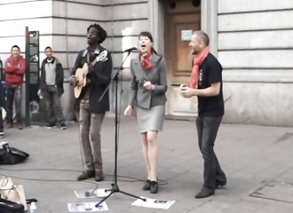 Deux spectateurs se joignent à un artiste de rue pour offrir une magnifique prestation